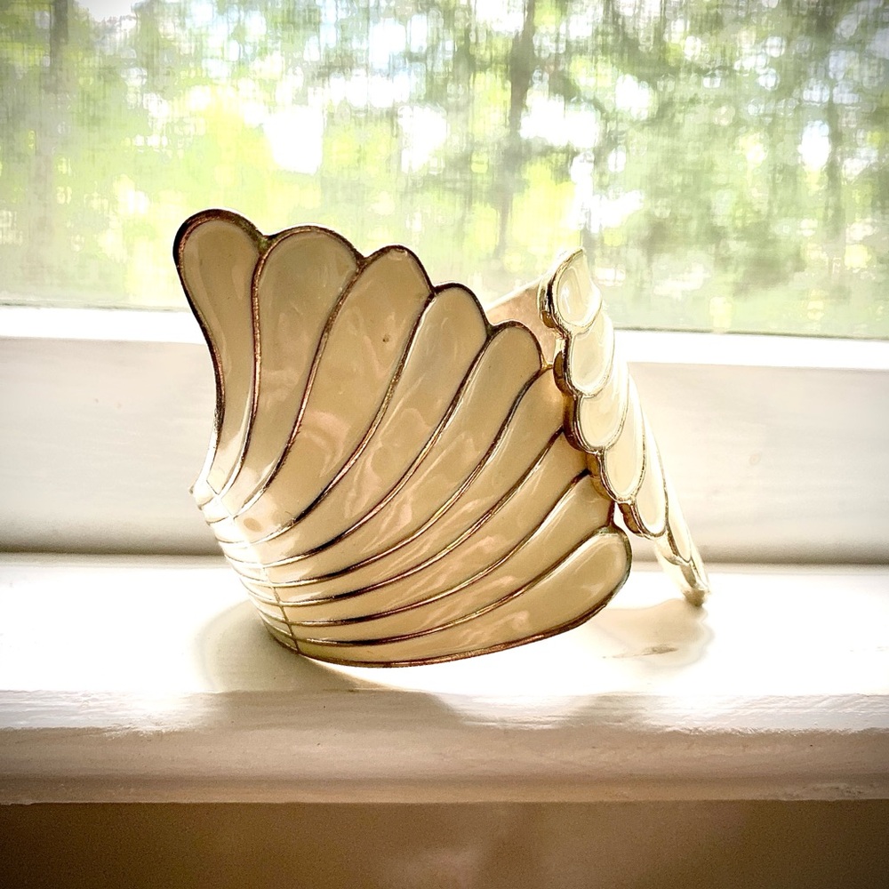 Elegant Cream Shell Bracelet